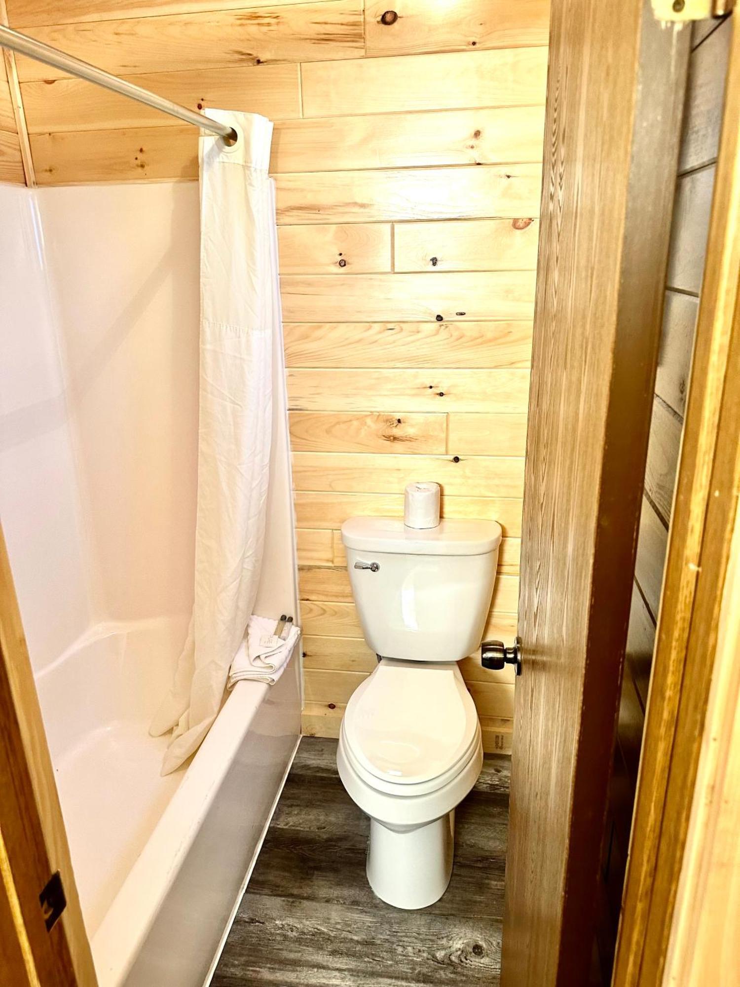 Bridgeview Motel Маккино Сити Экстерьер фото