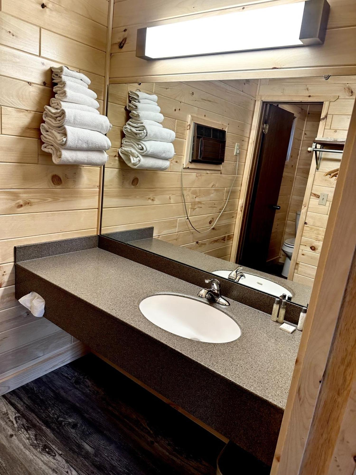 Bridgeview Motel Маккино Сити Экстерьер фото