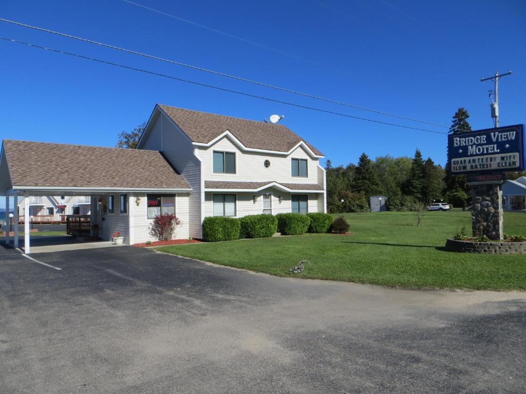 Bridgeview Motel Маккино Сити Экстерьер фото